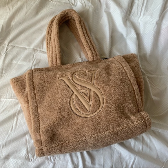 ୨୧ ・゚✧ SOLD!! Victoria’s Secret Sherpa Bag - Picture 3 of 5